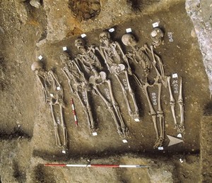 Vítimas da peste enterradas no Cemitério East Smithfield, em Londres (Foto: Museum of London Archaeology/AP)