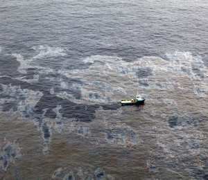 Imagens aéreas da mancha de petróleo do vazamento da Chevron (Foto: Rogério Santana/Governo do RJ)