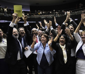 Parlamentares comemoram resultado da votação da PEC do Trabalho Escravo  (Foto: Leonardo Prado/Agência Câmara)