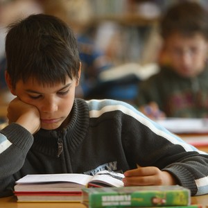 Aluno lê no horário de aula, na Alemanha. Estudo da OECD mostra que menos estudantes dizem gostar de ler (Foto: Sean Gallup/Getty Images)