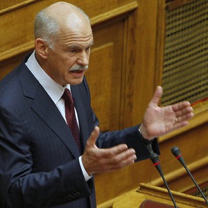O primeiro-ministro grego, Georgios Papandreou, em discurso antes de voto de confiança no parlamento (Foto: Thanassis Stavrakis/AP)