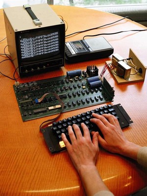Computador fabricado por Steve Jobs e Steve Wozniak em 1976 (Foto: Agência EFE)