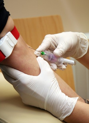 Enfermeira retira sangue de paciente para realização de exame (Foto: Wojciech Wolak/stock.xchng)