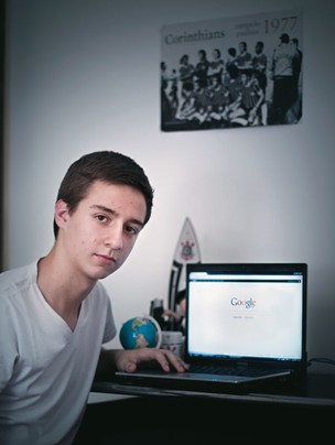 BOM-SENSO Leonardo Castro usa o Google para fazer 80% de seus trabalhos. “Dou preferência aos resultados da primeira página”, diz (Foto: Camila Fontana/ÉPOCA)