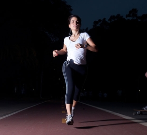 Luiza Spinelli, de 24 anos, corre no Parque do Ibirapuera, em São Paulo.  (Foto: Cassimiro/Época)