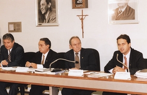 ESTREIA Eduardo Campos (à dir.), ao lado dos senadores Roberto Requião, Geraldo Melo e Bernardo Cabral, em reunião da CPI dos Precatórios. Fantasma revivido  (Foto: Carlos Moura/CB/D.A Press )