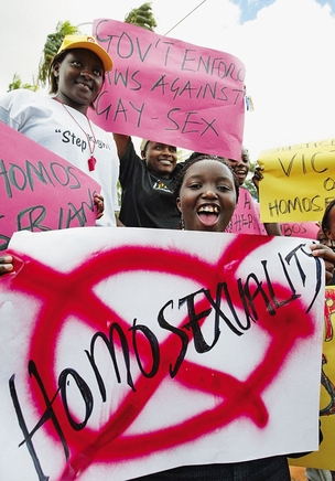HOMOFOBIA LEGAL Manifestantes a favor de leis contra os homossexuais em Uganda. A relação entre pessoas do mesmo sexo é crime em 70% dos países africanos (Foto: James Akena/Reuters  )