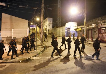 Soldados do Bope chegaram de madrugada no Complexo do Alemão (Foto:  Fernando Quevedo/Agência O Globo)