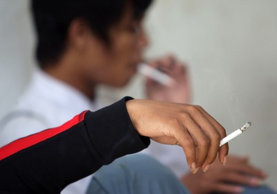 Jovem fumando (Foto: Dimas Ardian/Getty Images)