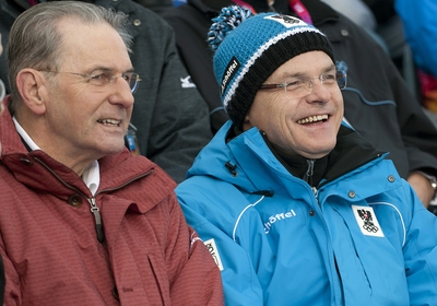 Rogge, presidente do COI, ao lado do presidente do Comitê Olímpico Austríaco, Karl Stoss, acompanha disputa do esqui alpino nos Jogos Olímpicos de Inverno da Juventude em Innsbruck, na Áustria, nesta terça-feira (17) (Foto: Andreas Schaad / AP)