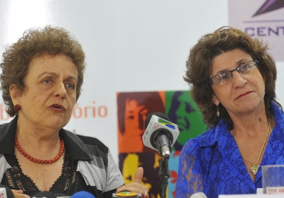 A nova ministra da Secretaria de Políticas para as Mulheres, Eleonora Menicucci (esq.), e a ex-ministra Iriny Lopes (dir.), durante entrevista coletiva (Foto: Elza Fiúza/ABr)
