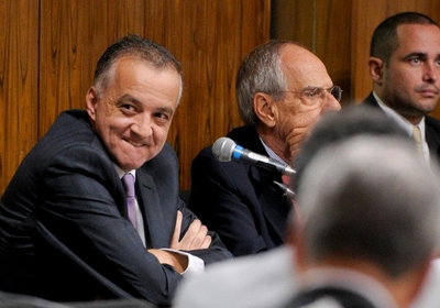 Ao lado do advogado, Márcio Thomaz Bastos (à direita), Cachoeira manteve silêncio durante mais de duas horas em audiência na CPI (Foto: Lia de Paula/Agência Senado)