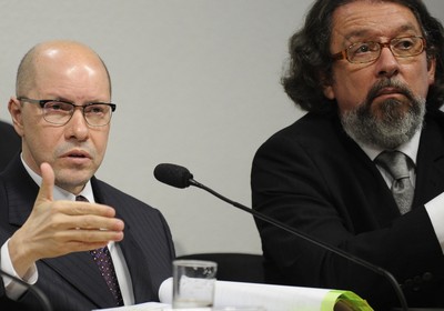 Demóstenes Torres (à esquerda) depôs ao Conselho de Ética ao lado de seu advogado, Antônio Carlos de Almeida Castro, o Kakay (Foto: Fabio Rodrigues Pozzebom/ABr )