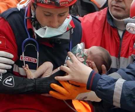 Equipes de resgate turcas resgatam dos escombros de um prédio o bebê Azra, de apenas 14 dias, que sobreviveu ao terremoto de domingo, um dos piores na história do país. (Foto: Tolga Bozoglu / EFE)