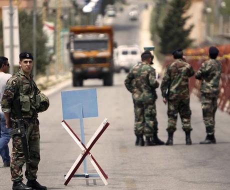 Soldado libanês vigia a fronteira com Israel, na aldeira libanesa de Kfar Kila (Foto: Hassan Bahsoun/EFE)