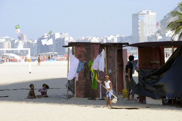 Favela montada na praia de Copacabana para a Rio+20 (Foto: Fabio Rodrigues Pozzebom/ABr)