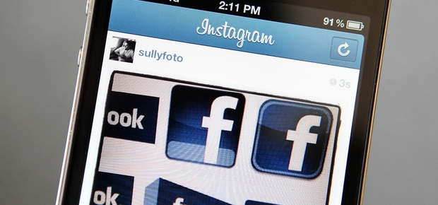 Celular exibe logo do Facebook no Instagram (Foto: Getty Images)