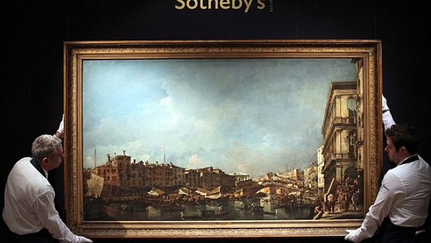 Funcionários da Sotheby's exibem o quadro 