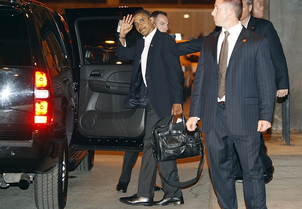 Barack Obama carrega sua TUMI: marketing de custo zero que rende assunto nas redes (Foto: Reprodução internet)