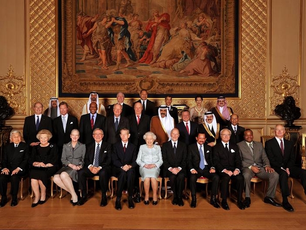 A Rainha Elizabeth II e os convidados reais do jantar em comemoração ao seu jubileu de diamantes (Foto: Agência EFE)