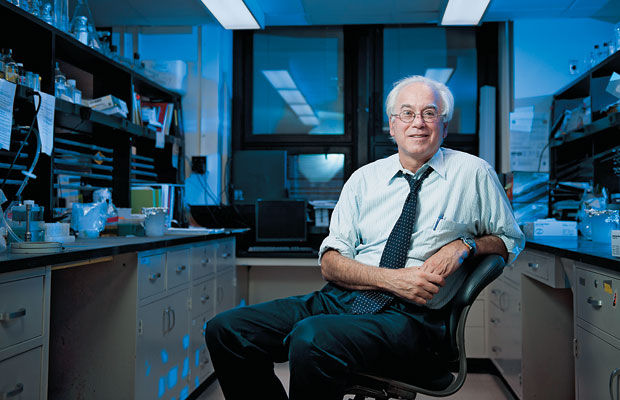 DEFENSOR O microbiologista Martin Blaser, em seu laboratório 
na Universidade Nova York, EUA. Para ele, os antibióticos matam 
bactérias que fazem bem   (Foto: Gilberto Tadday/ÉPOCA)