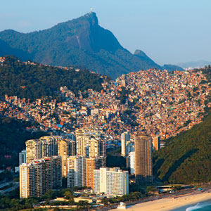 LOGÍSTICA  A Rocinha é uma das maiores favelas do Rio. Entre os bairros ricos da Zona Sul e a Barra da Tijuca, é um ponto estratégico para o crime (Foto: Genilson Araújo/Parceiro/Ag. O Globo)