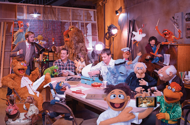 EM FAMÍLIA Elenco de Os Muppets nos bastidores do filme. Fã dos personagens, o ator Jason Segel (na cabeceira) assina o roteiro e interpreta o papel principal (Foto: Everett Collection)