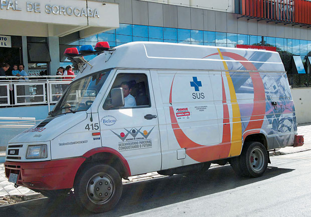CARONA Ambulância em Sorocaba, São Paulo, que foi alvo da CPI das Sanguessugas. Apesar dos problemas, as emendas cresceram   (Foto: Epitácio Pessoa/AE )
