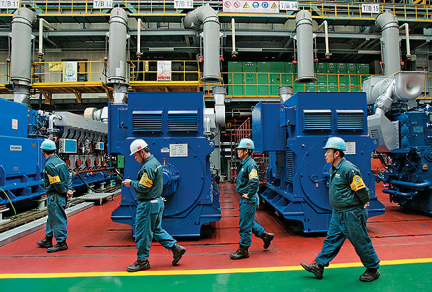 PARA O FUTURO Linha de montagem de peças para navios na Coreia do Sul. O país cresce apoiado em alto investimento na capacidade de produzir (Foto: Jo Yong hak/Reuters)