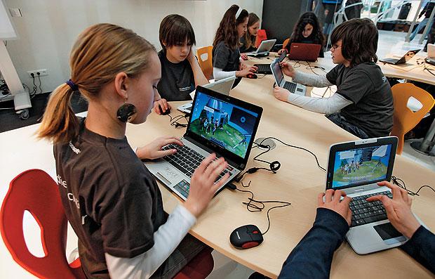 BEM GASTO Estudante usa o computador em escola em Berlim.  A Alemanha busca  o máximo de eficiência no gasto público (Foto: Fabrizio Bensch/Reuters)
