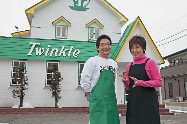COM CHEIRO DE NOVO O casal Fujiwara decidiu reabrir seu pequeno restaurante a 800 metros do porto. Eles estão entre os poucos que já conseguiram retomar seu negócio (Foto: Hitoshi Katanoda)