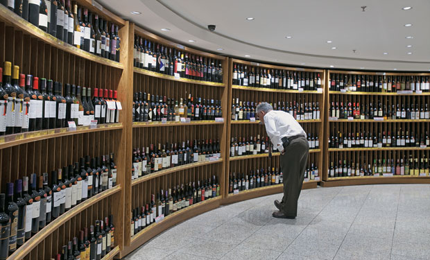 PLURALISMO Um consumidor de vinhos escolhe entre centenas de rótulos, em São Paulo. Será uma cena fadada a desaparecer?  (Foto: Rogério Cassimiro/ÉPOCA)