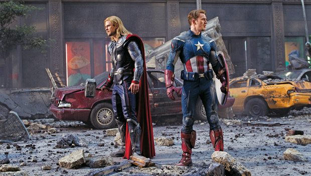 COOPERAÇÃO Thor (Chris Hemsworth) e Capitão América (Chris Evans) protegem a Terra da destruição.  Um ataque extraterrestre força os heróis a se unir  (Foto: divulgação)