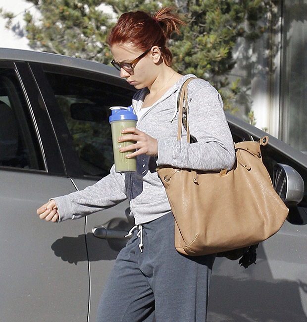 Para conseguir recuperar a forma física, Scarlett Johansson aderiu à dieta do Suco-Verde (Foto: Grosby Group)
