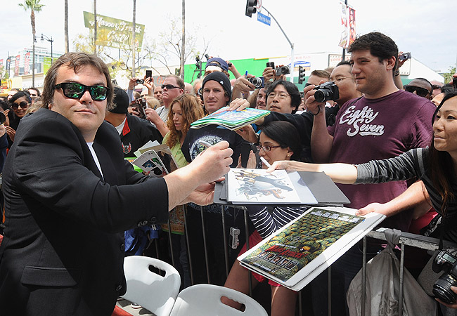 Jack Black distribui autógrafos para os fãs (Foto: Getty Images)