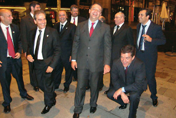 DESCONTRAÇÃO Sérgio Cabral (no centro) e Cavendish (agachado) na Europa em 2009. Eventos sociais contaram  com outros membros do governo  e empresários  (Foto: reprodução)