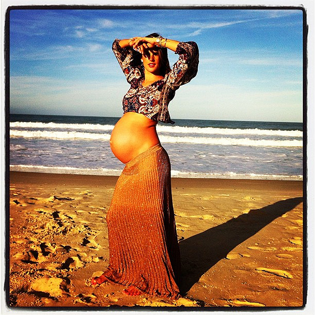 Alessandra Ambrosio posa na praia de Florianópolis: 