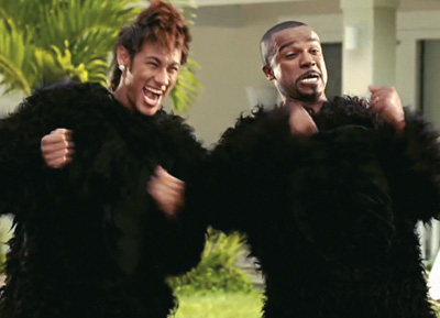 “PELO DO MACACO” Neymar e Alexandre Pires, vestidos de gorila. O MP investiga se houve racismo (Foto: reprodução)