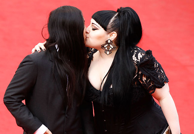Beth Ditto e Kristin Ogata se beijam no tapete vermelho de Cannes (Foto: Getty Images)