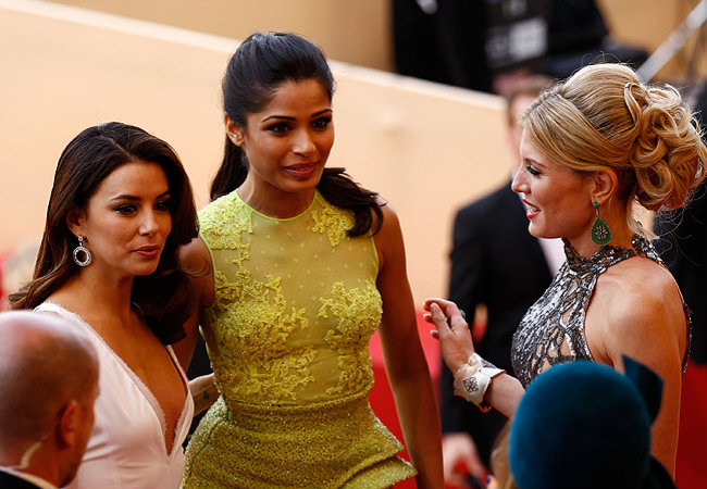Eva Longoria conversa com Freida Pinto (centro) e Hofit Golan (à direita) (Foto: Getty Images)