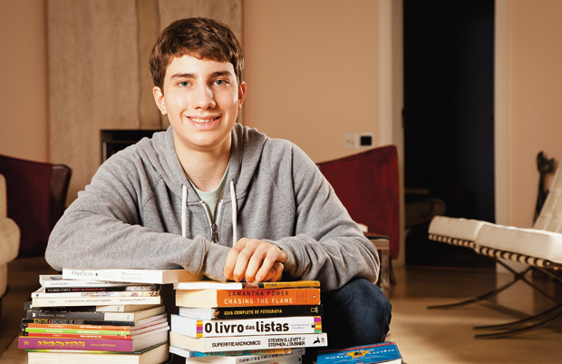 FUTURO GARANTIDO O estudante Marcelo Bonassa em sua casa, em São Paulo. Aos 17 anos, ele foi aceito em 16 universidades estrangeiras. Escolheu Princeton (Foto: Marcelo Spatafora/ÉPOCA)