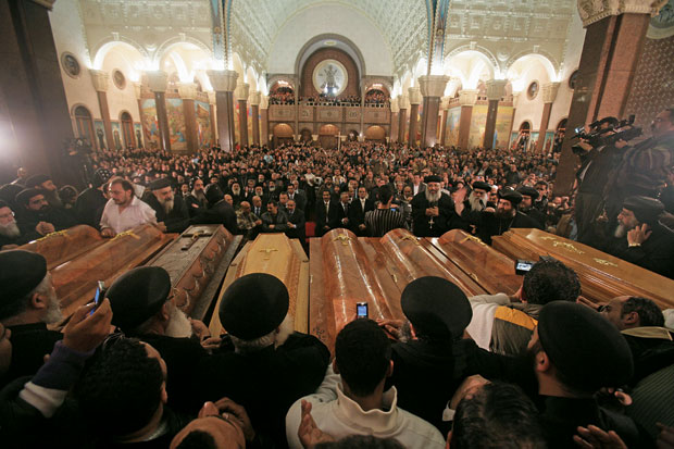 DOR Centenas de cristãos egípcios velam as vítimas de um ataque  à bomba contra uma igreja em Alexandria,  em janeiro de 2011, que deixou 23 mortos  (Foto: Cai Yang/Xinhua Press/Corbis)