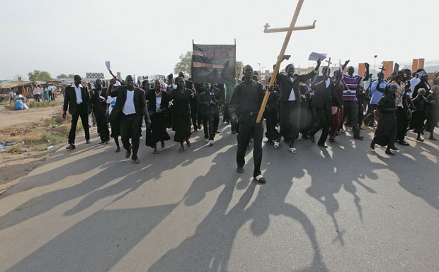 TENSÃO Cristãos, sudaneses do sul comemoram sua independência do Sudão, de maioria muçulmana, em 2011. A religião é um dos motivos para o conflito que perdura entre os dois países   (Foto: Thomas Mukoya/Reuters)