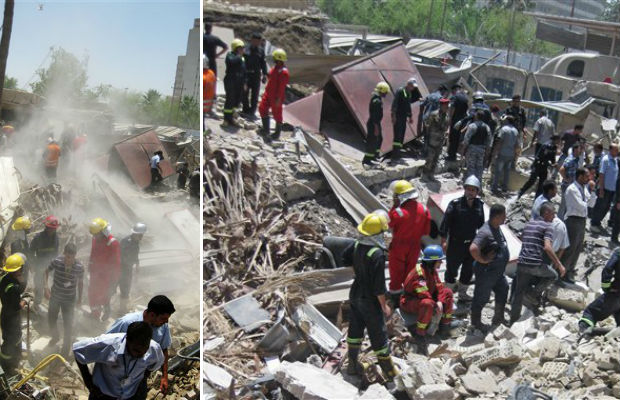 Equipes de resgate buscam vítimas nos escombros após atentado suicida em Bagdá, nesta segunda-feira (4) (Foto: Hadi Mizban/AP)