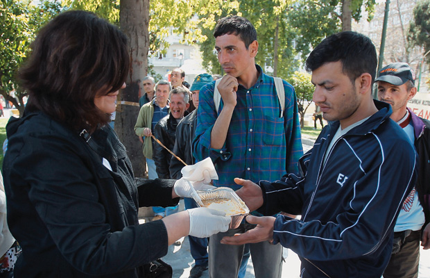CRISE Uma voluntária distribui sopa em Atenas. Tsipras promete priorizar os problemas sociais (Foto: Kostas Tsironis/AP)