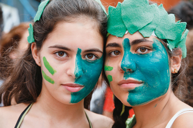 A VOZ DAS RUAS Ativistas ambientais durante um protesto no Rio de Janeiro. Os eventos paralelos, promovidos por ONGs e empresas, são o ponto forte da Rio+20 (Foto: Cecilia Acioli/Folhapress)