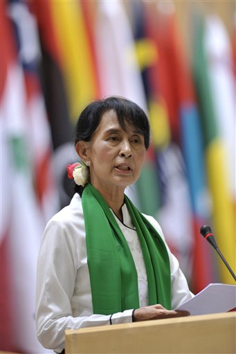 Aung San Suu Kyi discursa em conferência da OIT (Foto: Martial Trezzini/Keystone/AP)