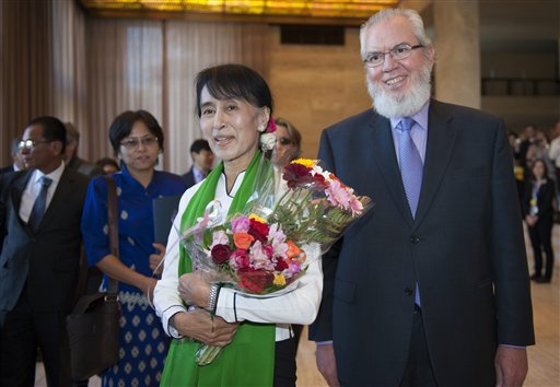 Aung San Suu Kyi e o chileno Juan Somavía, diretor-geral da OIT (Foto: Martial Trezzini/Keystone/AP)