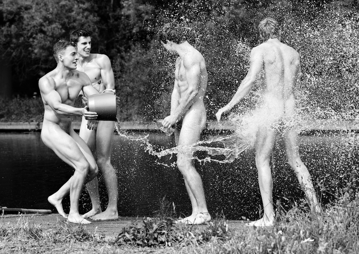 парни голые на воде фото 21
