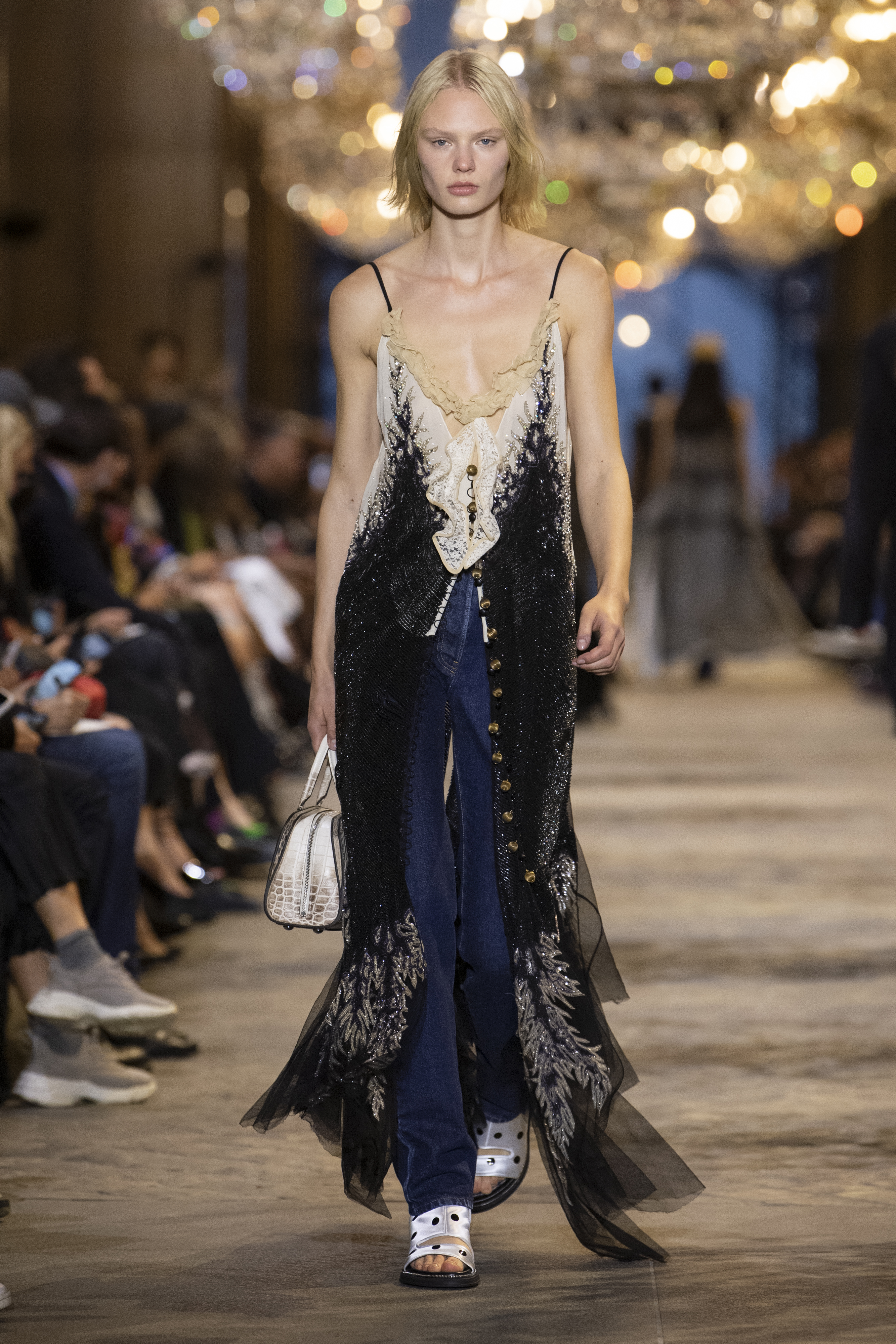 Desfile Louis Vuitton – Primavera 2022 ready-to-wear no Museu do Louvre -  Portal Roda de Cuia